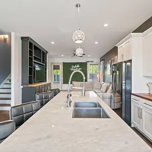 King Bed, Balcony, Covered Patio & Firepit! 8 Minutes From Broadway Nashville